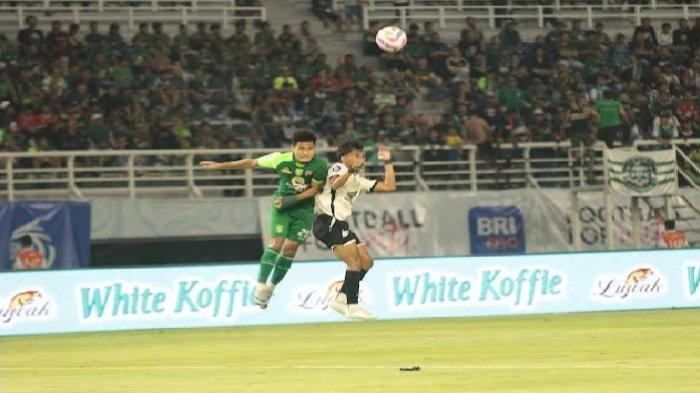 Penyerang PSM Makassar, Ricky Pratama duel dengan pemain Persebaya Surabaya pada pekan kesembilan Liga 1 2024/2025 di Stadion Gelora Bung Tomo, Surabaya, Jawa Timur, Jumat (18/10/2024).