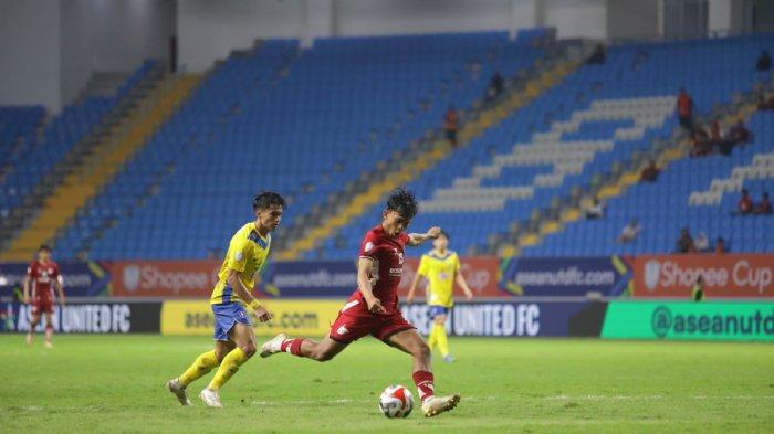 Penyerang PSM Makassar, Ricky Pratama menendang bola ke gawang BG Pathum United di laga pertama Grup A ASEAN Club Championship (ACC) 2024/2025 di Stadion Batakan, Balikpapan, Kalimantan Timur, Rabu (21/8/2024). PSM Makassar bermain imbang 0-0 lawan BG Pathum United.