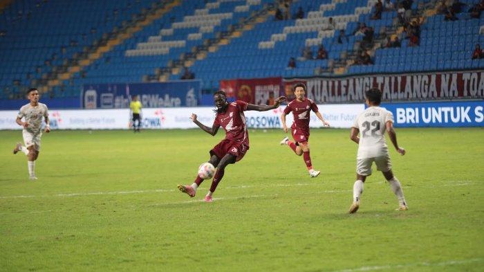 Penyerang PSM Makassar, Tito Okello saat lawan Madura United pada pekan kedelapan Liga  1 2024/2025 di Stadion Batakan, Balikpapan, Kalimantan Timur, Jumat (18/10/2024) malam. Manajemen PSM Makassar tak mendapat surat pemanggilan Tito Okello ke Timnas Sudan Selatan di Kualifikasi Piala Afrika 2025.