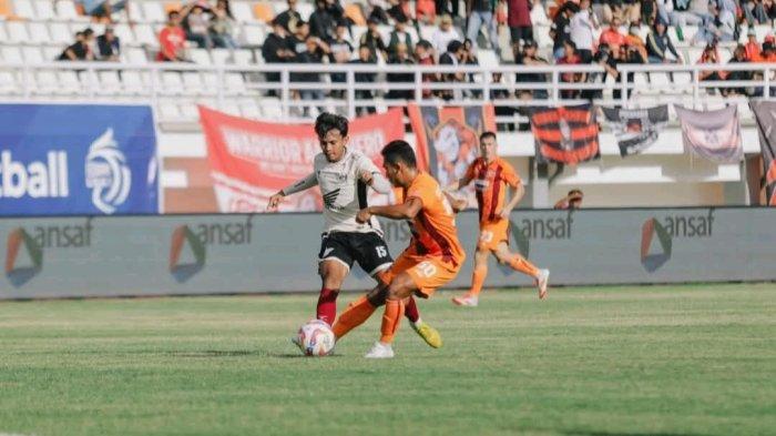 BORNEO VS PSM - Penyerang sayap PSM Makassar, Ricky Pratama dikawal oleh bek kanan Borneo FC, Fajar Fathurrahman di Stadion Segiri, Samarinda, Kalimantan Timur, Jumat (18/4/2025). PSM 0-1 Borneo.