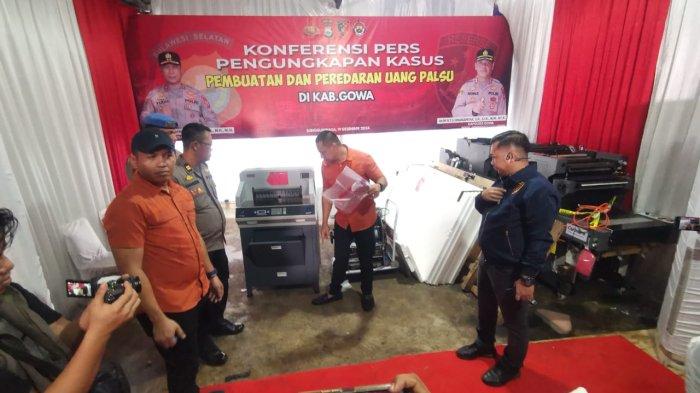 Penyidik Polres Gowa memperlihatkan mesin pencetak uang palsu milik Dr Andi Ibrahim.