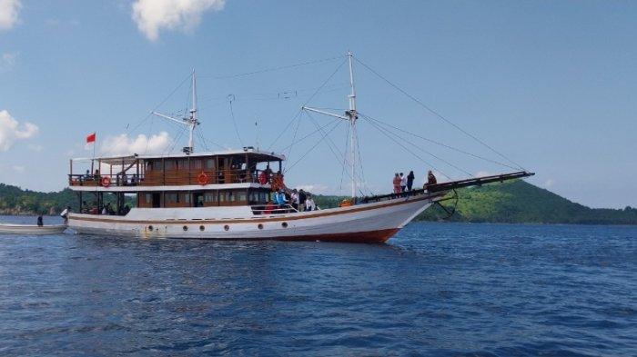 Perahu Pinisi berlayar di Pulau Bembe, Kecamatan Passimasunggu, Kabupaten Kepulauan Selayar, Sulawesi Selatan.