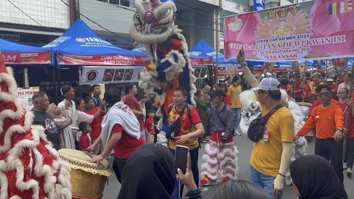 Meriah! Festival Cap Go Meh Tampilkan Barongsai hingga Bissu - Tribun ...