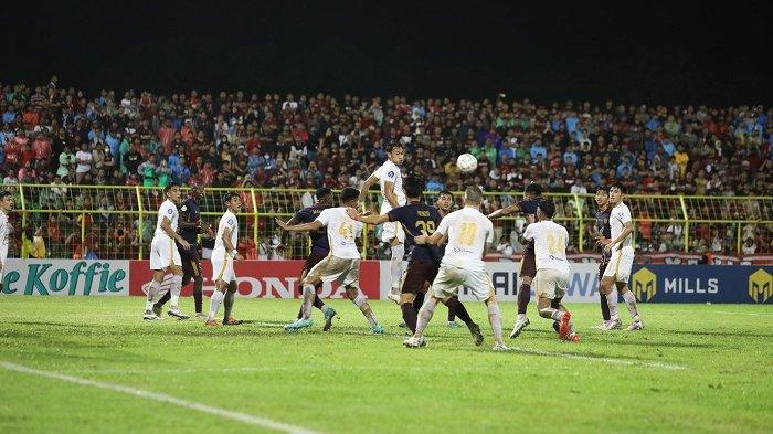 Perebutan bola antarpemain pada laga PSM Makassar vs Persija pekan 18 Liga 1 2023/2024 di Stadion BJ Habibie Parepare, Jumat (3/11/2023) malam.