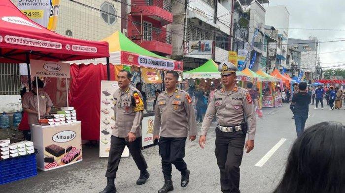 PENGAMANAN IMLEK - Karo Ops Polda Sulsel Kombes Bambang Widjanarko dan Personel Bidang Kedokteran dan Kesehatan (Bidokkes) Polda Sulsel turut mengamankan jalannya perayaan Cap Go Meh Imlek 2576 yang berlangsung di wilayah hukum Polres Pelabuhan Makassar, Sabtu (8/2/202)