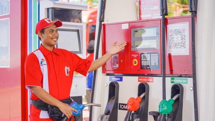 Ilustrasi petugas SPBU melayani pelanggan. Pertamina memastikan stok BBM di Sulsel relatif aman.