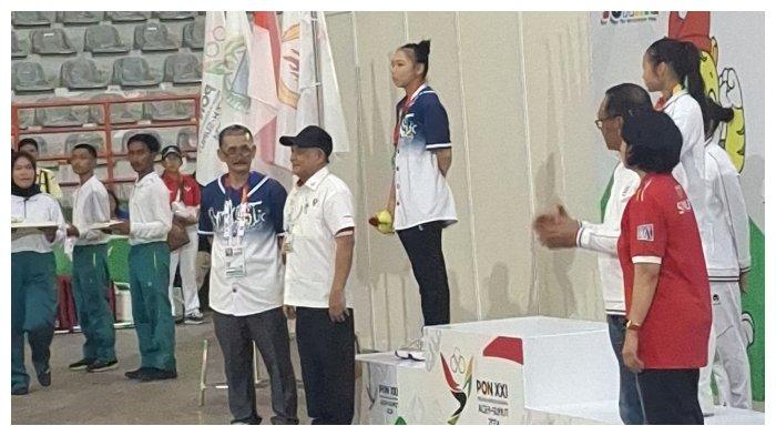 Pesenam artistik Sulsel, Muthia Nur Cahya saat meraih medali perak di PON Aceh Sumut 2024 di Gedung Serbaguna Disporasu, Deli Serdang, Sumatera Utara, Jumat (30/8/2024).