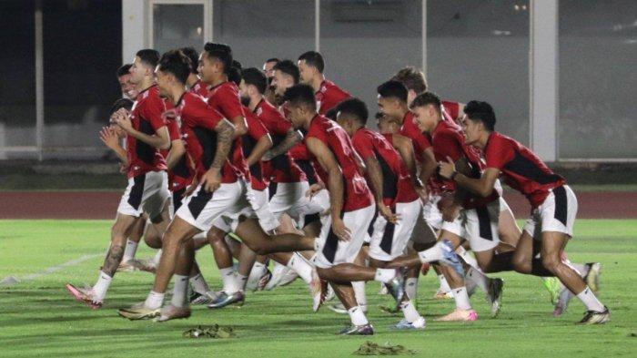 TIMNAS INDONESIA - Pesepak bola Timnas Indonesia melakukan sesi latihan di Stadion Madya, Kompleks Gelora Bung Karno, Senayan, Jakarta, Senin (2/6/2025). Timnas Indonesia tak pernah menang melawan China selama 38 tahun terakhir.