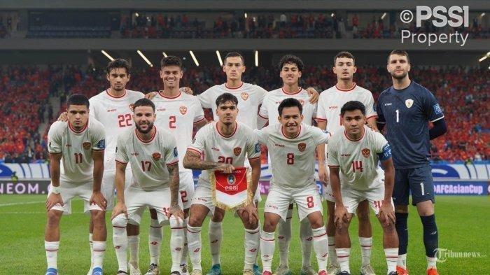 Pesepak bola Timnas Indonesia foto bersama sebelum melawan China pada pertandingan Grup C putaran ketiga Kualifikasi Piala Dunia 2026 zona Asia di Stadion Qingdao Youth Football, Qingdao, China, Selasa (15/10/2024). Shin Tae-yong memanggil M Riyandi yang menggantikan Ernando Ari, Justin Hubner, dan duo saudara kembar, Yakob Sayuri serta Yance Sayuri untuk melawan Jepang dan Arab Saudi.