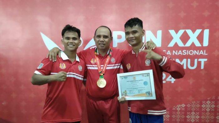 Petinju Sulsel, Josua Holly Masihor menerima medali pada PON XXI Aceh-Sumut 2024 di Auditorium HKBP Nommensen, Kabupaten Pematang Siantar, Sumut, Kamis (19/9/2024) malam. Josua Holly Masihor meraih medali emas di kelas 51-54 kg.