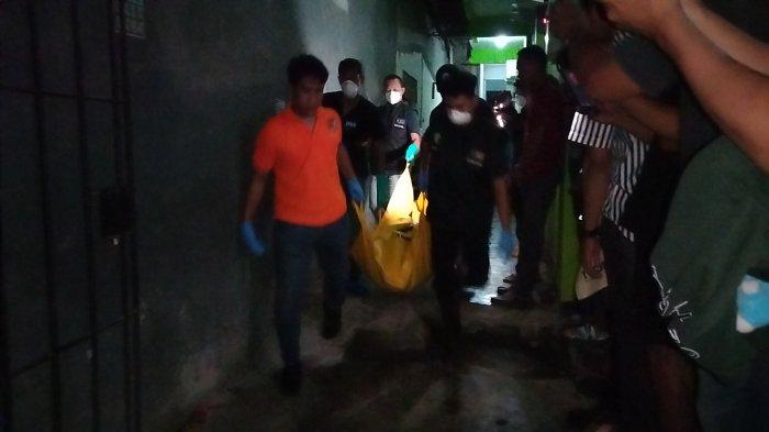 Petugas dokpol mengangkat mayat yang ditemukan di salah satu kamar indekos di Jl Muh Tahir, Kecamatan Tamalate, Makassar terkait kasus penemuan mayat, Rabu (15/11/2023) malam.