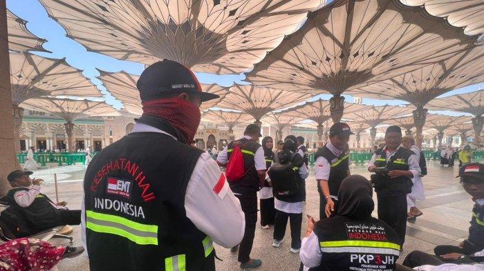 SANDAL DARURAT - Petugas haji dari EMT Kesehatan dan PKP3JH serta Layanan Lansia di Posko Khusus Sektor Nabawi di gerbang 339 Masjid Nabawi, Madinah, Rabu (7/6/2023). Mereka berharap petugas haji daerah memambawa sandal jepit cadangan untuk dibagikan ke jamaah haji di masjid Nabawi, Masjidil Haram, dan Armina.