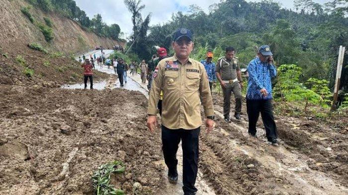 Pj Bupati Sinjai, TR Fahsul Falah saat meninjau lokasi longsor di Sinjai Borong, Kabupaten Sinjai, Sulawesi Selatan.