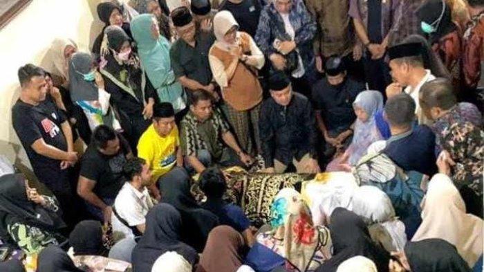 Pj Bupati Wajo, Andi Bataralifu saat melayat di rumah duka Kepala Inspektorat Kabupaten Wajo, Saktiar, Jl Sawerigading, Sengkang, Kamis (29/8/2024)