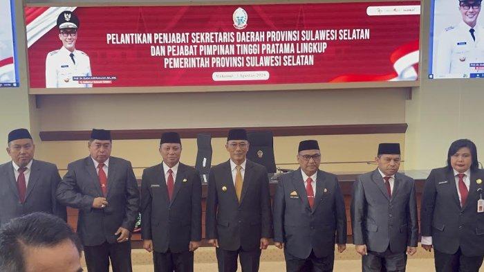 Pj Gubernur Sulawesi Selatan Prof Zudan Arif Fakhrulloh bersama para pejabat yang dilantik di Kantor Gubernur Sulsel, Jl Urip Sumoharjo, Makassar, Kamis (1/78/2024).