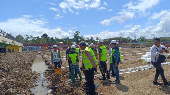 Pj Wali Kota Parepare Akbar Ali saat meninjau proses renovasi Stadion Bj Habibie Parepare, Sulawesi Selatan.