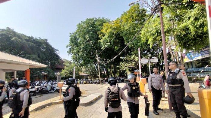 Polisi berjaga-jaga di lokasi bentrok dua kelompok mahasiswa terjadi di dalam kampus Universitas Negeri Makassar (UNM) Jl Mallengkeri Raya, Kelurahan Parangtambung, Kecamatan Tamalate, Makassar, Makassar, Kamis (26/9/2024) siang.