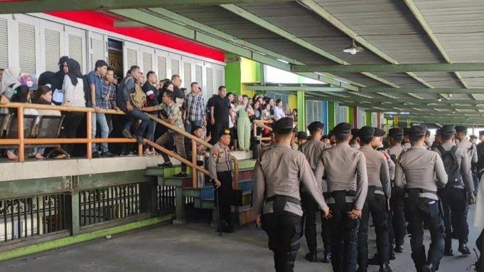 Polisi berjaga usai pembacaan dilakukan juru sita terkait pengelolaan Pasar Butung, Jl Butung, Kecamatan Wajo, Kota Makassar, Kamis (1/8/2024).