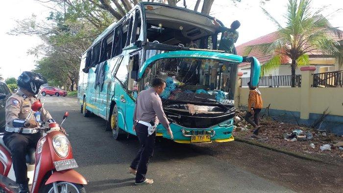KECELAKAAN BUS - Polisi tiba di lokasi kecelakaan bus di Jl Poros Makassar-Palopo, Kecamatan Suli, Kabupaten Luwu, Sulawesi Selatan, Rabu (19/3/2025). Bus angkut puluhan pemudik itu terbalik, dini hari tadi.