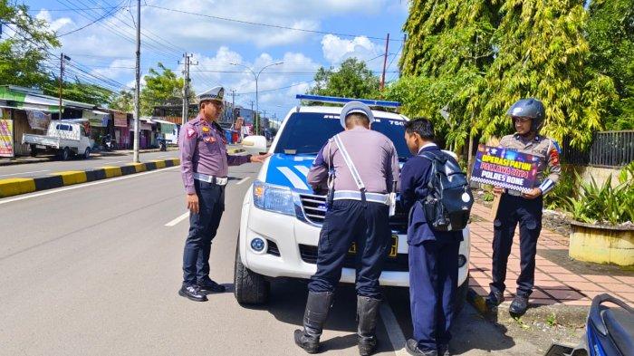 Potret satlantas Polres Bone melakukan operasi Pallawa di Jalan Poros Bone-Makassar
 