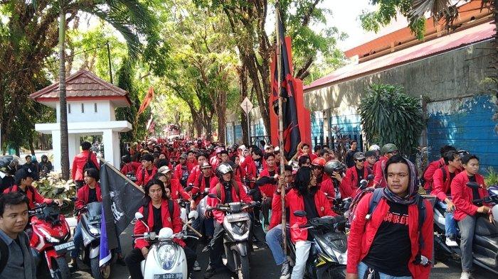 Potret  500 Mahasiswa Universitas Hasanuddin (Unhas) turun ke jalan mengawal putusan Mahkamah Konstitusi (MK). Para mahasiswa memakai almamater merah sebagai identitas.Mereka berkumpul di depan pintu masuk Unhas, Kamis (22/8/2024).