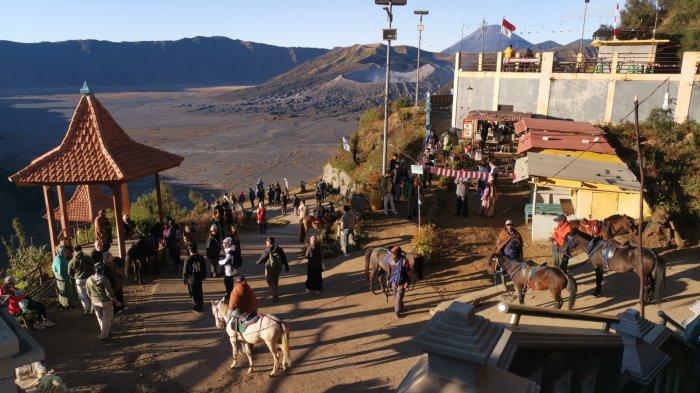Potret Gunung Bromo, di Jawa Timur. Bromo salah satu tempat wisata terkenal di Indonesia. Gunung berapi aktif ini berada di Taman Nasional Bromo Tengger Semeru (TNBTS) dan menarik wisatawan dari dalam dan luar negeri. 