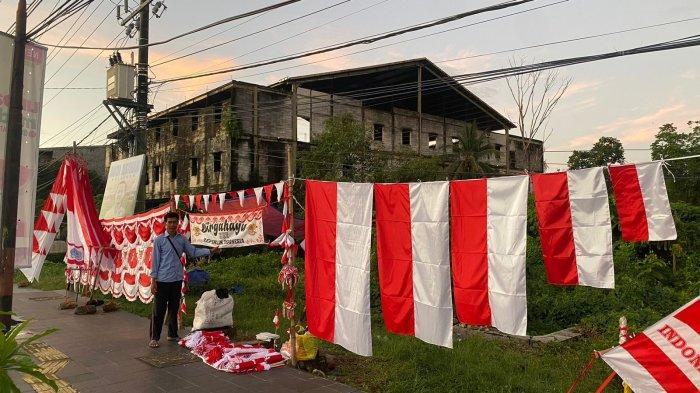 Potret Iwan dan jualan benderanya di Jalan Jendral Sudirman