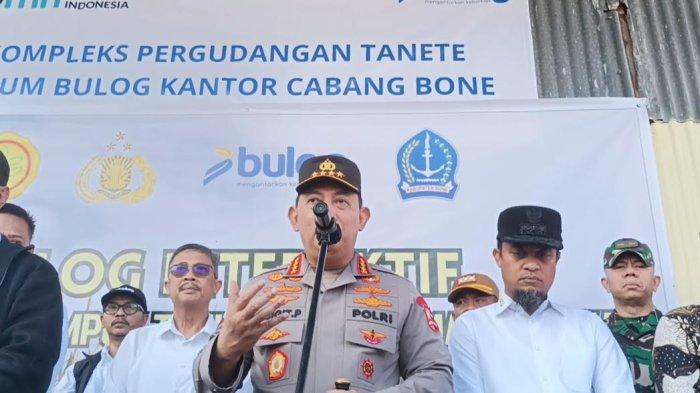 PANEN RAYA- Potret Kapolri, Kapolri Jenderal Listyo Sigit Prabowo saat melakukan panen jagung (16/5/2025). Sejumlah Jendral dan Pejabat dampingi Kapolri saat melakukan panen jagung di Ponre Bone.