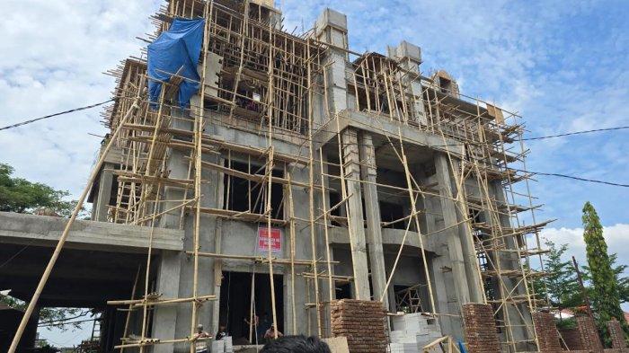 Potret Rumah Bos Skincare Viral Mira Hayati disegel. Rumah tersebut berlokasi di Bontoloe, Kelurahan Kapasa Raya, Kecamatan Tamalanrea.