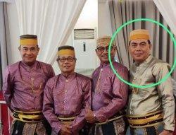 Potret almarhum Rudi S Gani (kanan baju coklat) semasa hidup yang dikenal ramah dan mudah bergaul. 