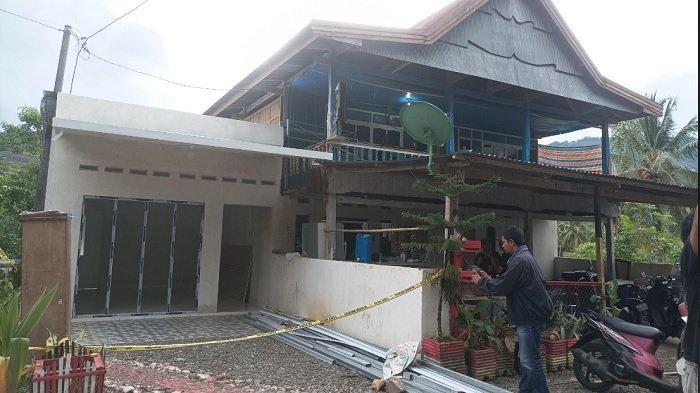 Potret kediaman Pengacara Rudi S Gani di Desa Pattuku Limpoe, Kecamatan Lappariaja, kabupaten Bone, Sulawesi Selatan, Jumat (10/1/2024). Garis polisi masih terpasang di lokasi penembakan Rudi S Gani.