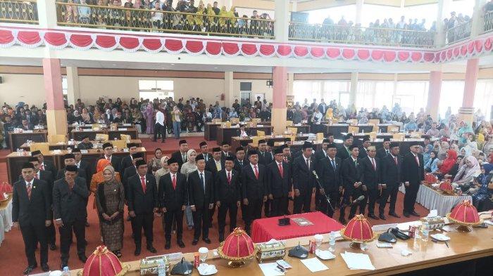 Potret pelantikan anggota DPRD Bone di Aula Gedung DPRD Bone, Kecamatan Tanete Riattang Barat, Jl Kompleks Stadion Lapatau, Kabupaten Bone, Sulawesi Selatan, Senin (12/8/2024).