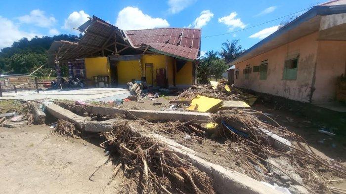 Potret rumah warga Dusun Benteng, Datu, Desa Bonelemo, Kecamatan Bajo Barat, Kabupaten Luwu, Sulawesi Selatan, Sabtu (11/5/2024). Rumah warga rusak parah diterjang banjir.