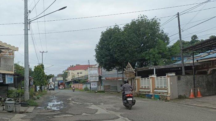 Potret sepanjang Jalan Langsat, Kelurahan Macanang, Kecamatan Tanete Riattang Barat, Kabupaten Bone, Sulawesi Selatan (Sulsel). 