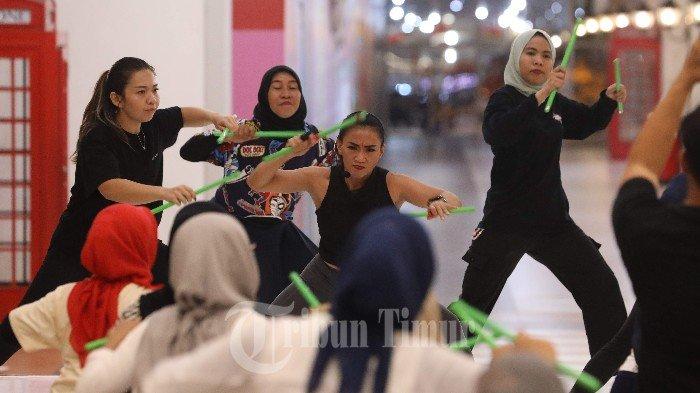 Sejumlah peserta antusias mengikuti kelas Pound Fit Pro Amanda dan Pro Cha yang berlangsung di Mall Phinisi Point Makassar, Rabu (21/02/2024). Pound fit adalah teknik olahraga baru dengan gerakan campuran intens kardio, pilates, dan tari. Olahraga yang menggunakan media berupa stik drum dan diketahui sangat efektif turunkan berat badan