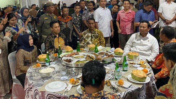 Potret Menteri Pertahanan Prabowo Subianto, Andi Amran Sulaiman, Gubernur Sulsel Andi Sudirman Sulaiman bersama Andi Iwan Darmawan Aras duduk semeja di Rujab Gubernur Sulsel, Sabtu (5/8/2023) malam