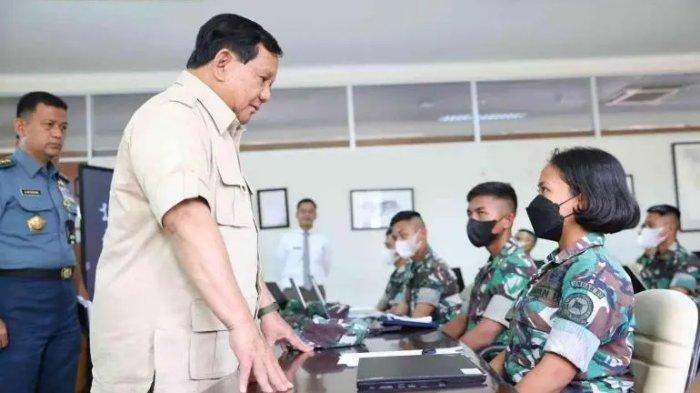 Prabowo Subianto saat berkeliling di Universitas Pertahanan (Unhan) di sela kunjungan pada Senin (19/9/2022) sempat berinteraksi dengan seorang mahasiswi yang ternyata anak dari pedagang bakso, Novia Selli Anggraeni.