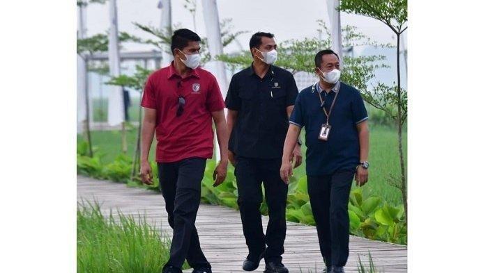 Potret Praka Izroi bersama rekan.