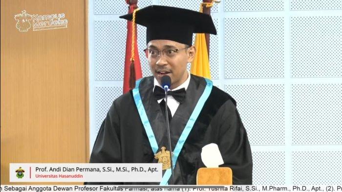 Prof Andi Dian Permana saat dikukuhkan sebagai guru besar atau profesor bidang Penghantaran Obat Fakultas Farmasi Universitas Hasanuddin (Unhas) di Ruang Senat lantai 2 Rektorat Unhas Tamalanrea, Jalan Perintis Kemerdekaan, Makassar, Selasa (11/6/2024).