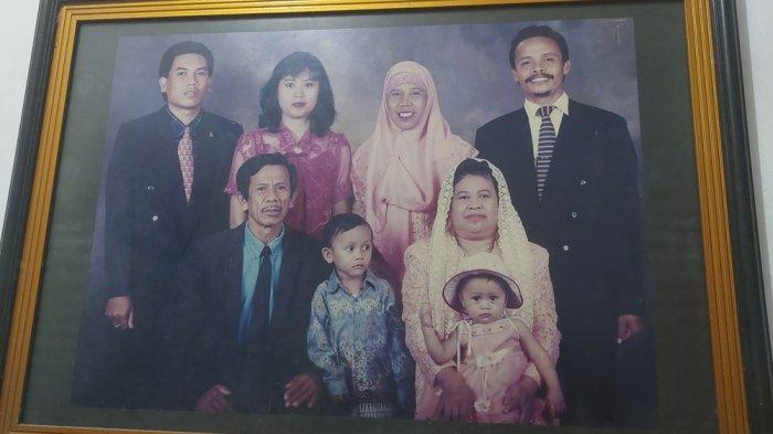 Potret Keluarga Besar Rektor Universitas Negeri Makassar (UNM) terpilih Prof Karta Jayadi
