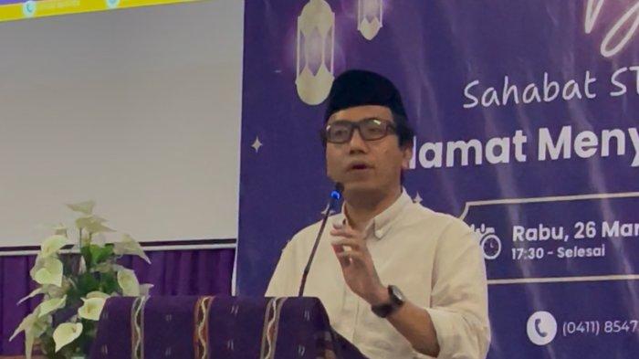 HIKMAH RAMADAN - Dekan Fakultas Ushuluddin dan Filsafat (FUF) UIN Alauddin Prof Muhaimin Latif (tengah) membawakan ceramah hikmah Ramadan dalam acara buka puasa bersama di Sekolah Tinggi Ilmu Filsafat Theologia Indonesia Timur (STFT INTIM), Jalan Baji Dakka, Kota Makassar, Rabu (26/3/2025). Bukber yang dihadirkan kampus pencetak pendeta ini dihadiri puluhan warga Baji Dakka dan sekitarnya, serta sejumlah profesor seperti Prof Jasruddin, Prof Tasrifin Tahara, Dr Halilihtar Latief, dan Dr Syamsu Rizal Adhan..