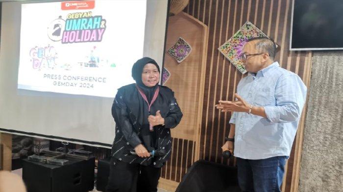 Project Director Gemday sekaligus Direktur PT Radja Idea Komunika Mawardha (kiri) dan Waketum DPP Amphuri, Azhar Gazali (kanan) berbincang saat konferensi pers Gemday 2024 di Kedai Bau Mangga, Jl Bau Mangga Kota Makassar, Senin (15/7/2024). Gebyar Umrah & Holiday (Gemday) 2024 bakal hadir di MaRi Makassar pada 26-28 Juli 2024.