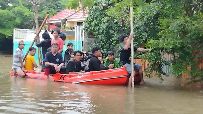 Proses evakuasi warga Blok 8 Perumnas Antang, Kecamatan Manggala, Kota Makassar, oleh potensi SAR menggunakan perahu karet akibat banjir yang merendam rumah mereka, Rabu (12/2/2025) sore.