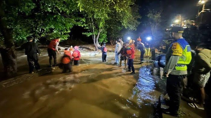 Proses pencarian tiga mahasiswa Jurusan Hubungan Internasional Universitas Hasanuddin yang terbawa arus di Biseang Laborro, Pattunuang, Kecamatan Simbang, Kabupaten Maros, Sulawesi Selatan, Kamis (23/1/2025).