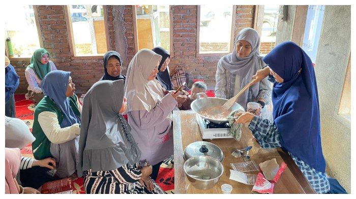 Proses pengenalan inovasi pengolahan tomat ke warga Lembanna