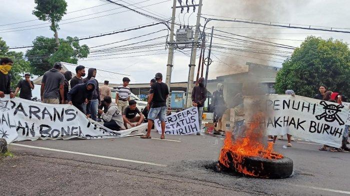 DEMO BURUH - Puluhan buruh Pelabuhan Cappa Ujung saat unjuk rasa di DPRD Parepare. Mereka keberatan gajinya dipotong mandor.