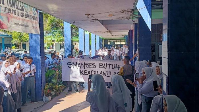Puluhan siswa berunjuk rasa di dalam SMA Negeri 11 Makassar Jl Andi Mappaodang, Kecamatan Tamalate, Makassar, Senin (15/7/2024) pagi 