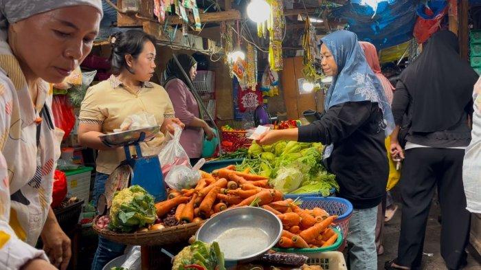 PUSAT NIAGA PALOPO - Suasana Pusat Niaga Palopo atau Pasar Sentral sehari jelang bulan suci Ramadhan, Jumat (28/2/2025). Cabai mengalami kenaikan harga dua hari jelang Ramadhan.