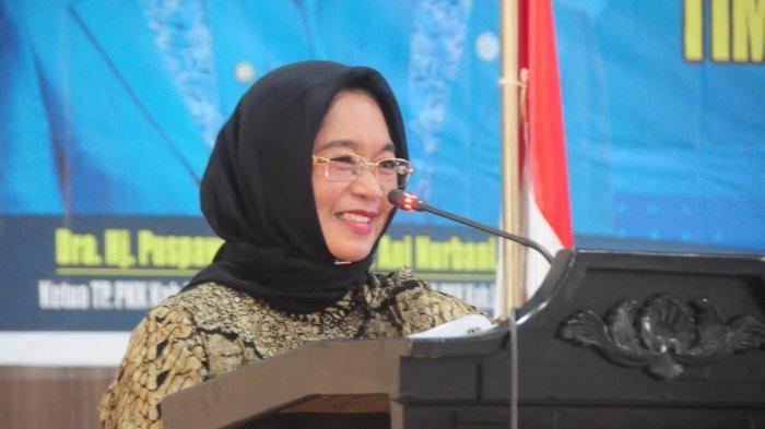 Puspawati Husler  istri mantan Bupati Luwu Timur, almarhum Thorig Husler. 