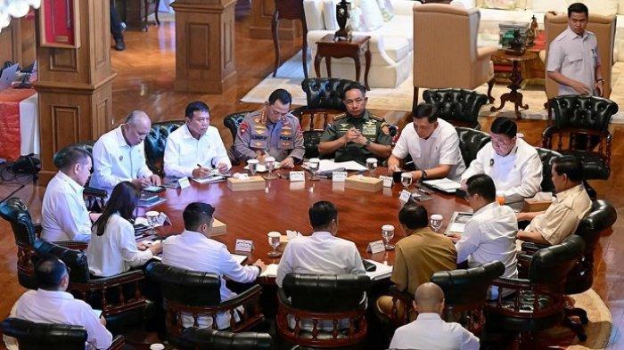 RAPAT DARURAT-Presiden RI Prabowo Subianto memanggil sejumlah pejabat di bidang politik dan keamanan (polkam) ke kediamannya di Hambalang, Bogor, Senin (23/6/2025). Sekretaris Kabinet Letkol Teddy Indra Wijaya menjelaskan bahwa Prabowo secara khusus ingin memastikan kesiapan pemerintahannya dalam menghadapi situasi global yang semakin kompleks dan penuh tantangan